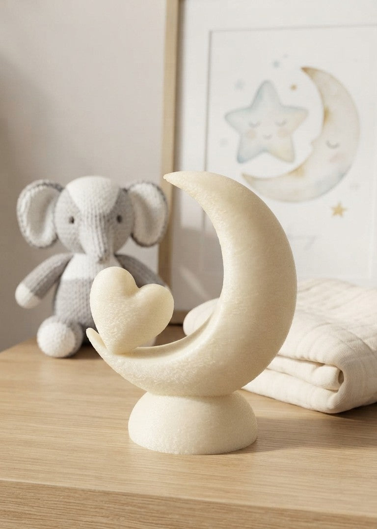Orbit Luna biologisch afbreekbare mini-urn met maan- en hartvorm op een sfeervol plankje met knuffel en maan-decoratie