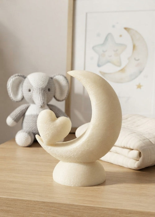 Orbit Luna biologisch afbreekbare mini-urn met maan- en hartvorm op een sfeervol plankje met knuffel en maan-decoratie